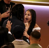 Blue Ivy merias wajahnya dengan makeup tipis dan natural. Untuk kesan lebih segar, bibirnya dipulas lip gloss berwarna merah transparan. Foto: Amy Sussman/Getty Images