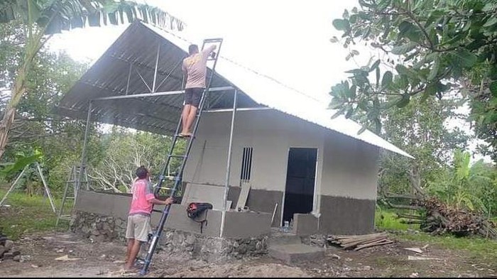 Bripka Lalu Budi Bantu Pembangunan Rumah Warga di Lombok