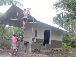 Dedikasi Bripka Budi Sisihkan Gaji Bantu Bangun Rumah Warga di Lombok