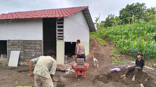 Bripka Lalu Budi Bantu Warga di Lombok