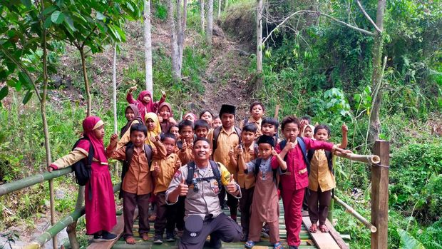 Bripka Lalu Budi Bantu Warga di Lombok