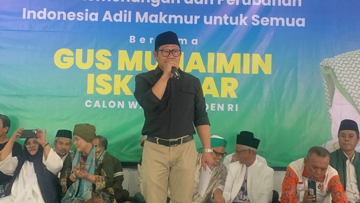 Cawapres nomor urut 1 Muhaimin Iskandar atau Cak Imin menghadiri istigasah kubro bertajuk doa dan zikir kemenangan serta perubahan Indonesia adil makmur untuk semua di gedung IPHI, Sragen, Jawa Tengah Senin (5/2/2024).