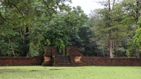 Muarajambi, yang terletak di sepanjang Sungai Batanghari, berkembang sebagai pusat penting ajaran Buddha, menarik tokoh-tokoh dan cendekiawan dari seluruh Asia, termasuk Atisha yang menghabiskan 12 tahun belajar mendalam di bawah bimbingan Serlingpa. Periode ini tidak hanya memperkaya perjalanan spiritual Atisha tetapi juga meletakkan dasar bagi pengaruhnya yang besar terhadap agama Buddha mahayana di Tibet dan sekitarnya. Warisan Muarajambi sebagai tempat pembelajaran agama Buddha dan perannya dalam memfasilitasi pertukaran lintas budaya tradisi Buddha menyoroti keterhubungan komunitas Buddha dan pentingnya situs bersejarah ini. Foto: (Dok Kemendikbud)
