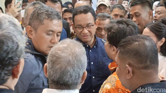 Capres Anies Baswedan berkunjung ke Lunpia Cik Me Me di Semarang, Senin (5/2/2024).