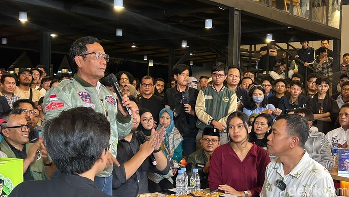 Cawapres nomor urut 3 Mahfud Md dalam acara Tabrak Prof di Yogyakarta (Kadek/detikcom)