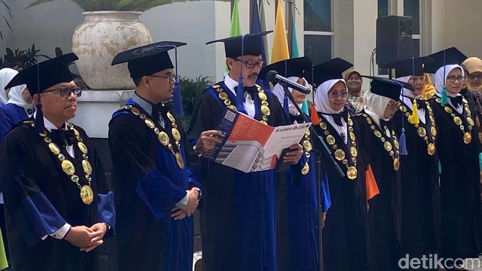 Civitas Akademika membacakan 11 butir pernyataan sikap Satukan Tekad Selamatkan Demokrasi. (
