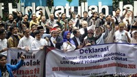 Mereka membentangkan spanduk yang salah satunya bertuliskan kami menolak dinasti politik.  