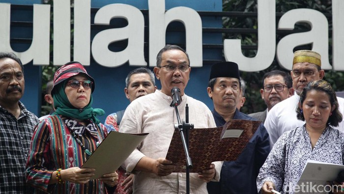 Civitas Academica dan Alumni UIN Syarif Hidayatullah Ciputat membacakan Seruan Ciputat. Mereka minta pemerintah netral dan jadi pengayom seluruh kontestan Pemilu.