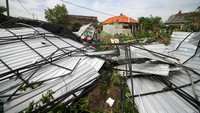 Atap rumah roboh roboh usai diterjang angin puting beliung di Desa Kedungwonokerto, Kecamatan Prambon, Sidoarjo, Jawa Timur, yang terjadi pada Minggu (4/2) kemarin.