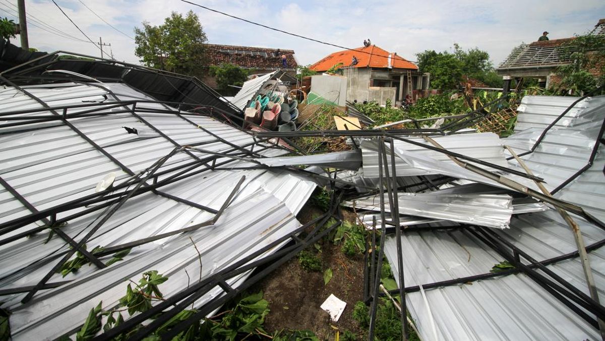 200 Rumah Rusak Diterjang Angin Puting Beliung di Sidoarjo