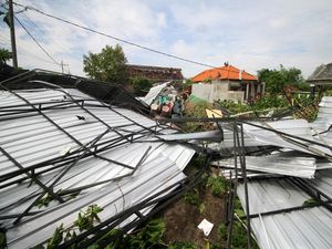 200 Rumah Rusak Diterjang Angin Puting Beliung di Sidoarjo