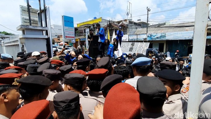 Demo mahasiswa di depan Kantor KPU Tasikmalaya.