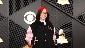 Berikutnya, ada Billie Eilish yang terlihat sangat semringah di karpet merah. Reuters/MARIO ANZUONI