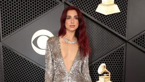 Dua Lipa tampil memukau bak bola disko di karpet merah Grammy Awards 2024. Ia terlihat sangat anggun mengenakan gaun berpayet berwarna perak. Reuters/MARIO ANZUONI