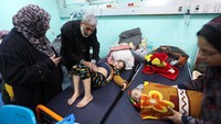 Sehari setelah dibebaskan, Dokter Said langsung bekerja menolong para korban di RS Abu Yousef Al-Najjar di Rafah, Gaza.