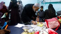 Dokter Palestina Said Abdulrahman Marouf memeriksa pasien di Rumah Sakit Abu Yousef Al-Najjar di Rafah, di selatan Jalur Gaza 2 Februari 2024.