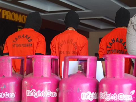 Ditreskrimsus Polda DIY konferensi pers penangkapan tiga pengoplos gas elpiji subsidi ke nonsubsidi, Senin (5/2/2024).