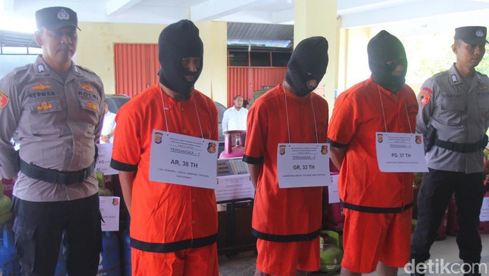 Ditreskrimsus Polda DIY konferensi pers penangkapan tiga pengoplos gas elpiji subsidi ke nonsubsidi, Senin (5/2/2024).