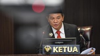 Ketua Dewan Kehormatan Penyelenggara Pemilu (DKPP) Heddy Lugito membacakan vonis terhadap Ketua KPU Hasyim Asyari terkait penerimaan pendaftaran Gibran Rakabuming Raka sebagai Bakal Calon Wakil Presiden dalam sidang putusan di DKPP, Jakarta, Senin (5/2/2024). 