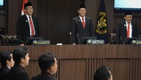 DKPP memvonis Hasyim Asyari dan enam komisioner KPU lainnya melanggar etik dan Hasyim diberi sanksi peringatan keras terakhir, sementara enam komisioner KPU lainnya mendapatkan peringatan karena terbukti melakukan pelanggaran kode etik dan pedoman penyelenggara Pemilu.