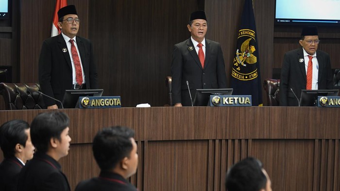 DKPP vonis Ketua KPU langgar etik Koordinator Tim Pembela Demokrasi Indonesia (TPDI) 2.0 Patra M Zen (kedua kanan) bersama jajarannya selaku pengadu berfoto usai pembacaan vonis Dewan Kehormatan Penyelenggara Pemilu (DKPP) terhadap Ketua KPU Hasyim Asy'ari terkait penerimaan pendaftaran Gibran Rakabuming Raka sebagai Bakal Calon Wakil Presiden dalam sidang putusan di DKPP, Jakarta, Senin (5/2/2024). DKPP memvonis Hasyim Asy'ari dan enam komisioner KPU lainnya melanggar etik dan Hasyim diberi sanksi peringatan keras terakhir, sementara enam komisioner KPU lainnya mendapatkan peringatan karena terbukti melakukan pelanggaran kode etik dan pedoman penyelenggara Pemilu. ANTARA FOTO/Aditya Pradana Putra/rwa.