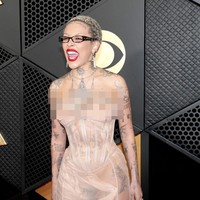 Busana transparan warna champagne nude yang dikenakan Doja Cat di Grammy Awards 2024 ini merupakan rancangan desainer Turki-Inggris, Dilara Findikoglu. Dilara dikenal dengan karya korsetnya seperti yang dipakai Doja Cat. Foto: Getty Images for The Recording A/Lester Cohen