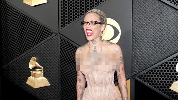 Foto Gaya Doja Cat Pakai Naked Dress di Grammy Awards 2024, Ekspos Payudara