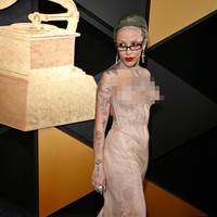 Doja Cat tampil mengenakan gaun dengan korset tanpa tali pada bagian atas tubuhnya. Bagian atas dihiasi ruffle di sepanjang garis leher. Detail drapery yang acak-acakan juga tampak menghiasi bagian bawah gaun yang panjangnya menyapu lantai itu. Foto: Getty Images for The Recording A/Lester Cohen