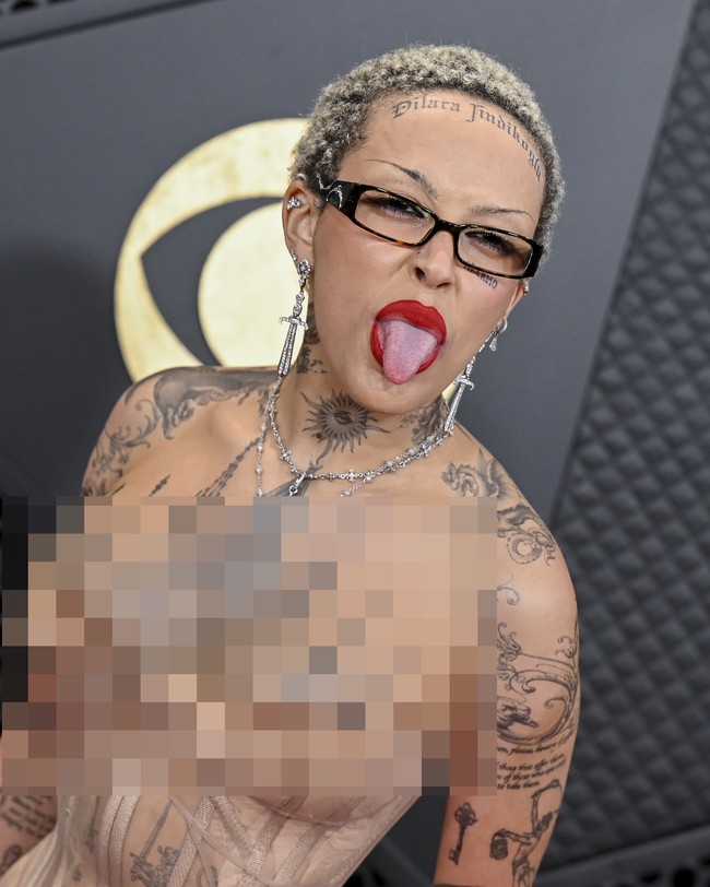 Doja Cat mengaplikasikan makeup eyeliner hitam dan wing yang tajam untuk melengkapi penampilannya di Grammy Awards 2024 yang mencuri atensi itu. Foto: Getty Images for The Recording A/Lester Cohen