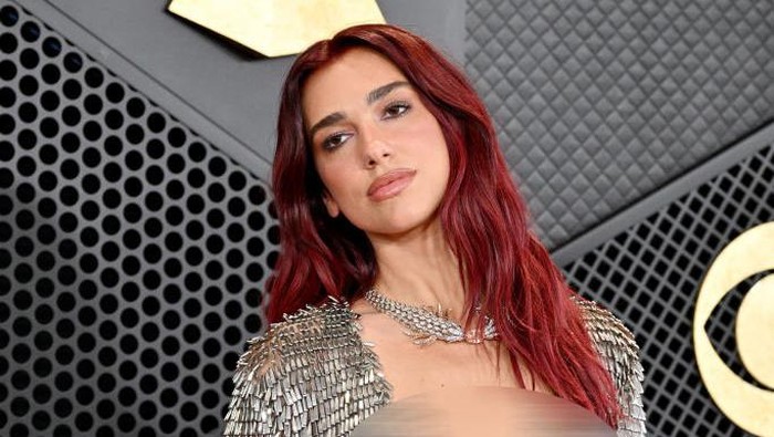 Dua Lipa datang bersama ayahnya, Dukagjin Lipa, ke Grammy Awards 2024 LOS ANGELES, CALIFORNIA - FEBRUARY 04: (FOR EDITORIAL USE ONLY) Dua Lipa attends the 66th GRAMMY Awards at Crypto.com Arena on February 04, 2024 in Los Angeles, California. (Photo by Lionel Hahn/Getty Images)