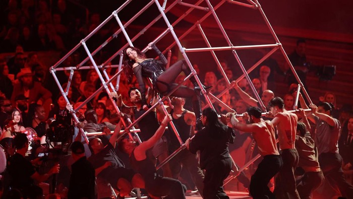 LOS ANGELES, CALIFORNIA - FEBRUARY 04: Dua Lipa performs onstage during the 66th GRAMMY Awards on February 04, 2024 in Los Angeles, California. (Photo by John Shearer/Getty Images for The Recording Academy)