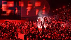 Dua Lipa Meliuk-liuk di Panggung Grammy 2024