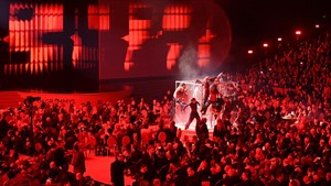 Ini momen saat Dua Lipa membuka panggung Grammy Awards 2024.