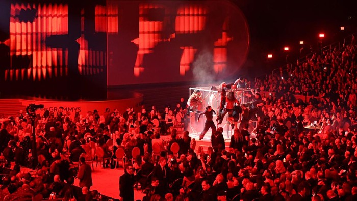 LOS ANGELES, CALIFORNIA - FEBRUARY 04: Dua Lipa performs onstage during the 66th GRAMMY Awards on February 04, 2024 in Los Angeles, California. (Photo by John Shearer/Getty Images for The Recording Academy)