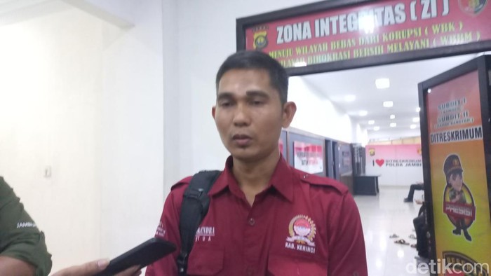 Edios Hendra, guru honorer di Kerinci yang melaporkan dugaan kecurangan seleksi PPPK Kerinci 2023 di Polda Jambi