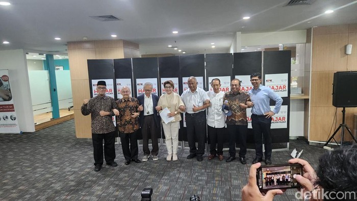 Eks pimpinan KPK membacakan seruan sikap panca laku (Adrial Akbar/detikcom)
