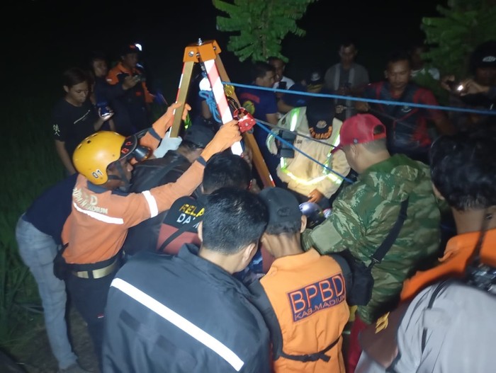 Evakuasi 3 orang tewas di Madiun Tercebur sumur