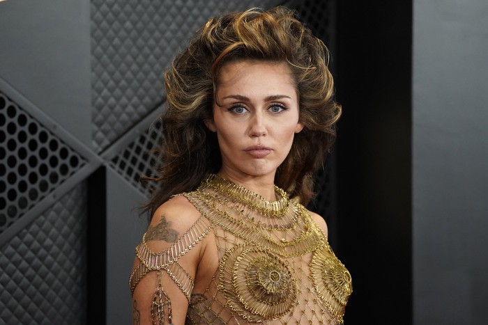 Gaya Miley Cyrus di Grammy Awards 2024 Miley Cyrus arrives at the 66th annual Grammy Awards on Sunday, Feb. 4, 2024, in Los Angeles. (Photo by Jordan Strauss/Invision/AP)