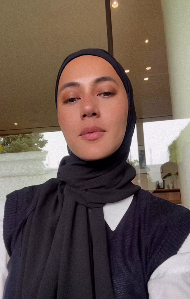 Paula Verhoeven mengunggah postingan terbaru di akun Instagramnya @paula_verhoeven. Istri Baim Wong ini mengenakan hijab pashmina warna hitam.”Temu kangen…..❤️,” tulis Instagram @paula_verhoeven. Foto: Dok. Instagram @paula_verhoeven.