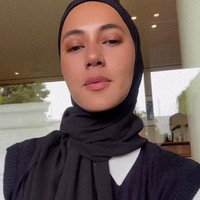 Paula Verhoeven mengunggah postingan terbaru di akun Instagramnya @paula_verhoeven. Istri Baim Wong ini mengenakan hijab pashmina warna hitam.”Temu kangen…..❤️,” tulis Instagram @paula_verhoeven. Foto: Dok. Instagram @paula_verhoeven.