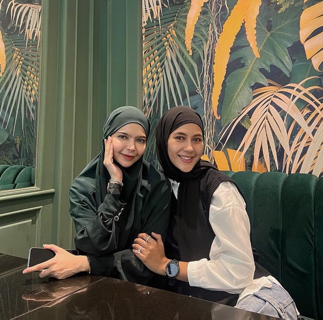 Dalam unggahan tersebut Paula Verhoeven nampak anggun memakai kemeja putih dengan luaran vest hitam, dipadu dengan celana denim. Foto: Dok. Instagram @paula_verhoeven.