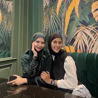 Dalam unggahan tersebut Paula Verhoeven nampak anggun memakai kemeja putih dengan luaran vest hitam, dipadu dengan celana denim. Foto: Dok. Instagram @paula_verhoeven.