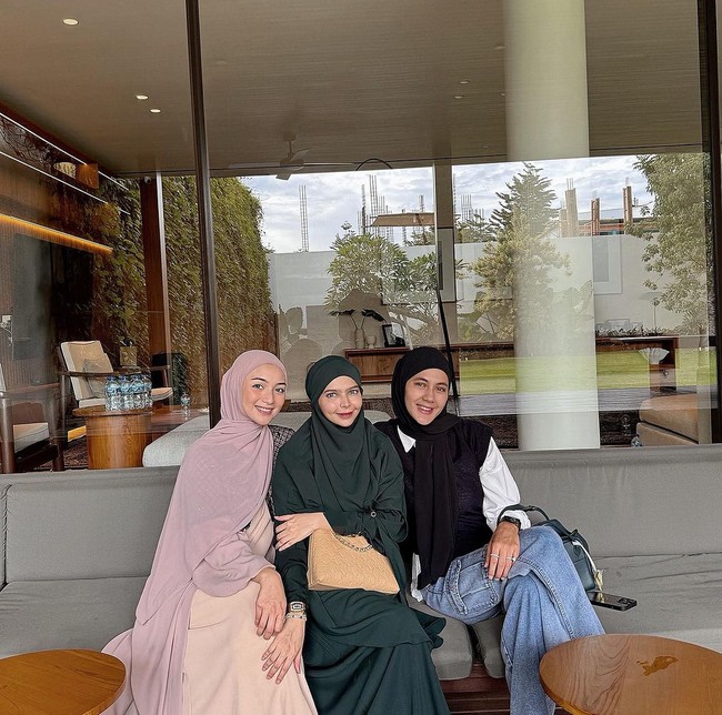 Dalam foto yang diunggah terlihat Paula tampil memakai hijab saat bertemu dengan Citra Kirana, Kartika Putri, Shireen Sungkar, Trisha Chas dan desainer Vivi Zubedi. Foto: Dok. Instagram @paula_verhoeven.