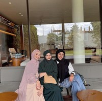 Dalam foto yang diunggah terlihat Paula tampil memakai hijab saat bertemu dengan Citra Kirana, Kartika Putri, Shireen Sungkar, Trisha Chas dan desainer Vivi Zubedi. Foto: Dok. Instagram @paula_verhoeven.