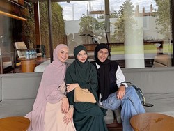 6 Gaya Paula Verhoeven Pakai Hijab Instan Simpel, Bikin Pangling