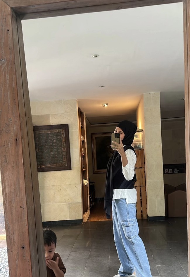 Lewat Instagram Story, model keturunan Belanda, Jawa dan Tionghoa ini terlihat nyaman ketika berhijab. Paula yang pernah meraih juara harapan 2 None Jakarta 2006 ini tampil simpel dengan membentuk hijab instan yang ia sampirkan satu sisi ke depan dan belakang pundak. Foto: Dok. Instagram @paula_verhoeven.