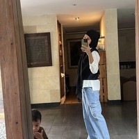 Lewat Instagram Story, model keturunan Belanda, Jawa dan Tionghoa ini terlihat nyaman ketika berhijab. Paula yang pernah meraih juara harapan 2 None Jakarta 2006 ini tampil simpel dengan membentuk hijab instan yang ia sampirkan satu sisi ke depan dan belakang pundak. Foto: Dok. Instagram @paula_verhoeven.