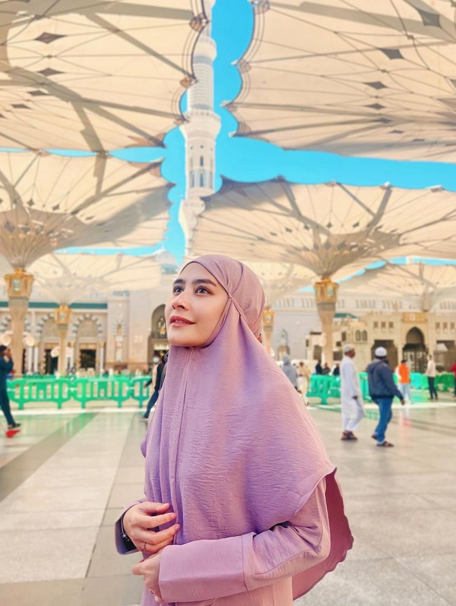 Prilly Latuconsina merupakan salah satu selebriti muda yang mempunyai banyak idola. Tak heran, penampilannya selalu jadi sorotan. Seperti penampilan saat berada di Masjid Nabawi, bintang film Budi Pekerti itu tampil cantik dengan balutan hijab dan gamis. Foto: Dok. Instagram @prillylatuconsina96.