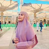 Prilly Latuconsina merupakan salah satu selebriti muda yang mempunyai banyak idola. Tak heran, penampilannya selalu jadi sorotan. Seperti penampilan saat berada di Masjid Nabawi, bintang film Budi Pekerti itu tampil cantik dengan balutan hijab dan gamis. Foto: Dok. Instagram @prillylatuconsina96.