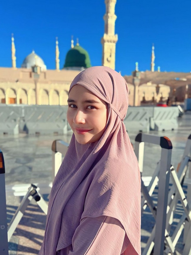 Melalui akun Instagramnya, Prilly Latuconsina membagikan foto berhijab yang tidak ribet dan meneduhkan. Wanita kelahiran 15 Oktober 1996 terlihat tampil dengan riasan dan busana simple. Foto: Dok. Instagram @prillylatuconsina96.